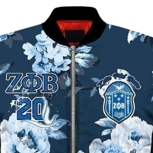 Chaqueta de Satén Zeta Phi Beta para Mujer, Ropa Griega, Hermandad ZPB, Azul Blanco, Bordado de Escudo 1920, Moda Universitaria Premium - Product Image 4