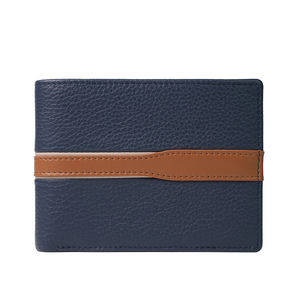 Portefeuille en cuir élégant avec structure épurée conçu pour un accès facile, idéal pour les voyages, le travail et le transport quotidien - Product Image 3