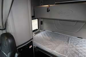 Camión USADO PE TERBILT 579 2018, Combustible Diésel, Potencia 335kW(455)HP, Fórmula de Ruedas 6x4, Euro 6, TRANSMISIÓN AUTOMÁTICA, Volante a la Izquierda - Product Image 3