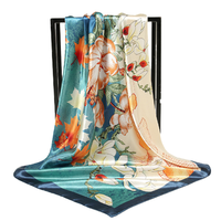 Elégant foulard carré en soie à imprimé floral et feuilles en bleu, sarcelle, orange et crème pour femme