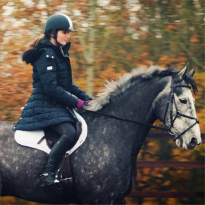 Abrigo de invierno impermeable a prueba de viento largo acolchado con capucha desmontable y decoración bordada con ribete de piel sintética - Product Image 5