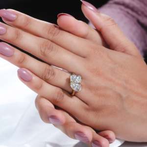 Anillo de Diamante Cultivado en Laboratorio en Oro Amarillo Radiante, Forma de Pera, Toi Et Moi, Certificado IGI - Product Image 6