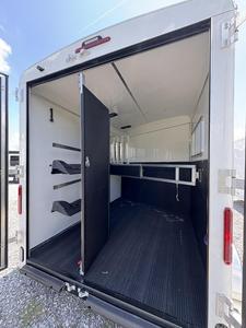 Remorque blanche fermée pour 2 chevaux, chargement oblique, double essieu, transport agricole, porte latérale en aluminium - Product Image 4