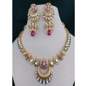 Ensemble Kundan de mariage de créateur Collier et boucles d'oreilles au look royal traditionnel pour femme Collier Kundan au look royal avec boucles d'oreilles - Product Image 1