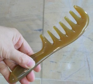 Peigne en corne naturel fait à la main poli Design confortable et durable pour une utilisation en salon Peigne polyvalent pour la coiffure de toilettage de barbe - Product Image 3