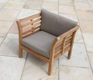 La chaise de canapé Nakula en bois de teck avec des coussins épais et une finition naturelle convient à une utilisation en extérieur. - Product Image 3
