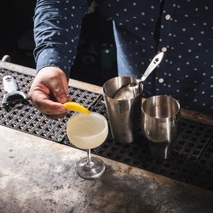 Coctelera Profesional de Acero Inoxidable, Herramienta de Bar Clásica con Diseño Antiderrames para Bartenders y Bares Caseros - Product Image 4