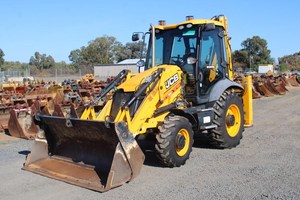 Tracteur JCB 3CX avec pelle rétrocaveuse et chargeur frontal, moteur diesel, boîte de vitesses haute performance, pompe, moteur - Product Image 2