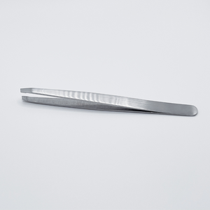 Pinza de Cejas de Acero Inoxidable de la Mejor Calidad con Punta Inclinada y Acabado Mate - Product Image 1