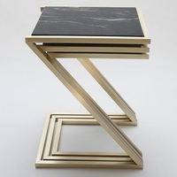 Table de petit déjeuner moderne noire carrée en métal pour café et thé Meubles de salon faits à la main avec pieds plaqués or et dessus en verre