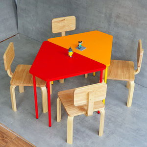 Ensemble table et chaises de maternelle au design moderne KGD041, forme trapézoïdale, en plastique confortable, avec 4 chaises pour les écoles - Product Image 2