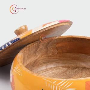 La boîte à casseroles ronde décorative faite à la main la plus vendue avec sculpture à la main garde vos rotis au chaud dans le style disponible à la vente - Product Image 4