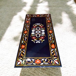 ท็อปโต๊ะอาหารทรงสี่เหลี่ยมทันสมัย หินอ่อนสีดำ ประดับด้วยงานฝังลายดอกไม้จากอัญมณีกึ่งมีค่า ศิลปะแบบอินเดียดั้งเดิม ทำด้วยมือ - Product Image 1