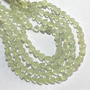 Perles de briolette en forme de trillion à facettes Prehnite, pierre précieuse en forme de pyramide naturelle pour bijoux - Product Image 1