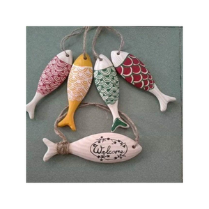 Producto de pescado de madera hecho a mano por artesanos locales adecuado para exhibir en espacios de decoración marina o interiores de casas boutique - Product Image 1