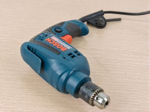 Taladro Rotatorio Profesional con Cable GBM 10 RE, Motor de 600 W, 2600 RPM, Sin Llave, Diámetro de Perforación de Metal de 10 mm, Alta Precisión, Fijo - Product Image 2