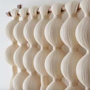 Suspension murale en macramé faite à la main avec un design élégant en tresse, idéale pour la décoration de la maison et du bureau - Product Image 3