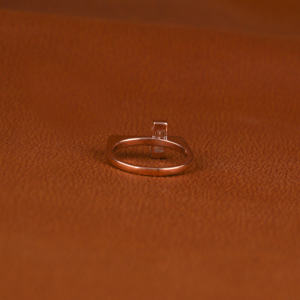 Bague de mariage au design classique simple à la mode Solitaire en or 18KT avec diamant de laboratoire taillé en baguette sur mesure fait à la main certifié IGI - Product Image 3