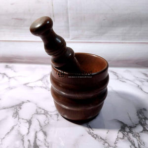 Mortero y mortero Okhli de madera de Tradebyd, herramienta de cocina hecha a mano para moler hierbas y especias - Product Image 1