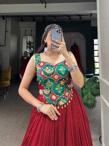 Lehenga choli ผ้าเรยอนบริสุทธิ์สุดพิเศษพร้อมพื้นดีไซน์นูนลูกไม้ใส่ไปงานปาร์ตี้ - Product Image 5