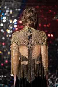 เสื้อคลุมโพลีเอสเตอร์หรูหราพร้อมลูกปัดเป็นเส้นประดับเลื่อมตัวยึดโลโก้ที่สวยงามที่คอสำหรับเทศกาลฤดูใบไม้ผลิและงานเฉลิมฉลอง - Product Image 5