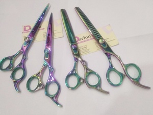 Ciseaux de barbier et ciseaux à effiler professionnels de haute qualité, étiquette personnalisée, ensemble de ciseaux de barbier en acier inoxydable arc-en-ciel fabriqués au Pakistan - Product Image 3