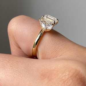 Anillo de Compromiso Único de Plata de Ley 925, Anillo de Dos Piedras Vintage con Moissanita en Corte Pera y Esmeralda, Estilo Toi et Moi - Product Image 4