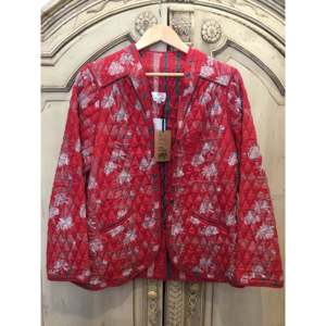 แจ็คเก็ตบอมเบอร์พิมพ์ลายมุกฮัลแบบกลับด้านได้  ลายดอกไม้สีแดง  ผ้าควิลท์  น้ำหนักเบา  หนัง PU  แบบสั้น  บาง  สำหรับฤดูใบไม้ผลิ - Product Image 1