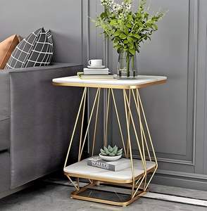 Mesa de Centro Cuadrada Moderna, Mesa Auxiliar o de Esquina con una Superficie de Madera Imitación Mármol y un Marco de Metal Dorado - Product Image 2