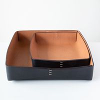Plateaux de service en cuir pour support polyvalent avec des coins finis et élégants de haute qualité pour un style de chambre sophistiqué