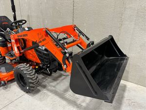 Tractor Compacto Bad Boy 1025H de 24 HP con Cargador Frontal 105, Cortadora de Césped de Montaje Medio, Motor, Caja de Cambios y Rodamientos para Uso Agrícola y de Jardinería - Product Image 2