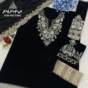 Puro terciopelo invierno Shalwar Kameez con bordado y lentejuelas de trabajo, completado con una elegante Georgette Dupatta. - Product Image 1