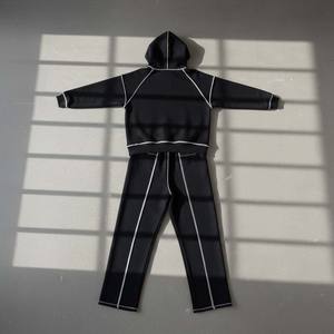 Ensemble de survêtement pour femme en coton lourd personnalisé, style streetwear, coupe ajustée, haut court, deux pièces, noir avec surpiqûres blanches contrastées - Product Image 4