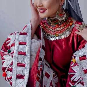 Traje tradicional Pashtun Kuchi con diseños llamativos Vestido de mujer vintage plisado hasta la rodilla hecho a mano con abertura alta - Product Image 5