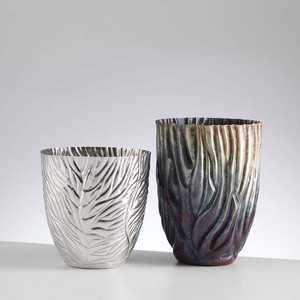 Beaux vases en métal gaufré rehaussent la longévité des compositions florales, leur résistance les rend adaptés aux voyages et aux expositions. - Product Image 4