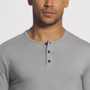 Camiseta de manga larga con Logo personalizado de Buttery, camisa de granito con dobladillo curvado Henley, 62% poliéster, 33% algodón y 5% LICRA - Product Image 4