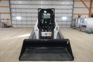 รถตักดินขนาดเล็กแบบตีนตะขาบ Bobcat T770 พร้อมหัวตัดหญ้าสำหรับงานป่าไม้ - Product Image 1