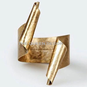 Servilletero decorativo con acabado dorado y forma única de Metal de latón con estilo moderno y soporte creativo hecho a mano - Product Image 1