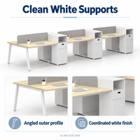 Bureau de travail double face avec dessus en bois clair, écrans d'intimité gris et rangements blancs pour bureaux partagés