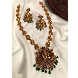 Ensemble de bijoux temple de qualité supérieure avec collier Lakshmi plaqué or serti de boucles d'oreilles pour mariage pour femmes - Product Image 1