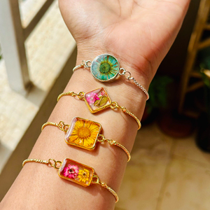 Pulsera de resina Joyería personalizable Pulsera de resina hecha a mano con flores reales Diseñada para la comodidad del encanto y única para mujeres - Product Image 1