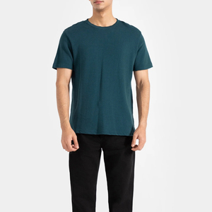 T-shirt pour homme Calm Modern Fit, conçu pour des mouvements fluides, avec des lignes épurées et une présence visuelle élégante et décontractée. - Product Image 3