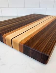 Planche à découper ronde en bois d'acacia durable, moderne, multifonctionnelle, naturelle, avec poignée en corde, pour servir des charcuteries, des pizzas, du fromage - Product Image 2
