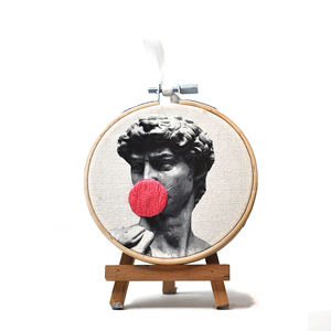 Aro de Bordado Moderno de Arte Pop Hecho a Mano – Bambú y Algodón Orgánico de 10 cm – Diseño 3D Bubblegum – David Michelangelo - Product Image 1