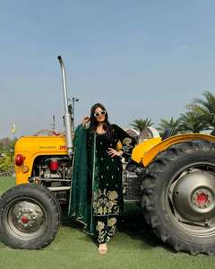 Vêtements indiens nouveau haut et pantalon de créateur avec ensemble Dupatta avec séquence de cordon lourd haut à bordure en dentelle brodée avec pantalon jumelé - Product Image 3