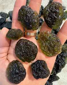 พลอยโมลดาวิทสีเขียวธรรมชาติคุณภาพสูงสุด เกรดท็อป สำหรับเครื่องประดับงานแต่งงาน ลด 20% และของขวัญปีใหม่ - Product Image 5