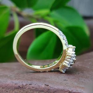 Bague de fiançailles de mariage en or massif 10kt avec diamants de laboratoire ronds et brillants de style tournesol - Product Image 2