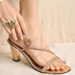 รองเท้าสไลด์ส้นสูง ดีไซน์แฟชั่น พื้นรองเท้าหนังแท้ คุณภาพสูง กันลื่น ขนาดสั่งทำได้ MOQ ต่ำ มีจำหน่าย - Product Image 4