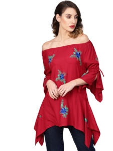 Top estilo cometa en rayón color granate con textura dobby, bordado de puntos, escote redondo y mangas acampanadas, talla S. - Product Image 2