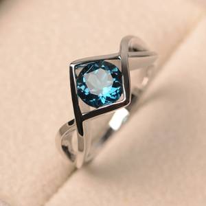 Anillo Geométrico de Plata 925 para Mujer con Topacio Azul Corte Princesa, Engaste en Bisel, Estilo Minimalista, Anillo de Compromiso - Product Image 2